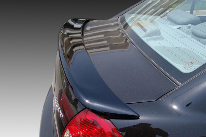 A-303_2jpg - OPSHOLDERS Rear end of a dark blue car with a small spoiler on the trunk and a curved rear window, seen from above.