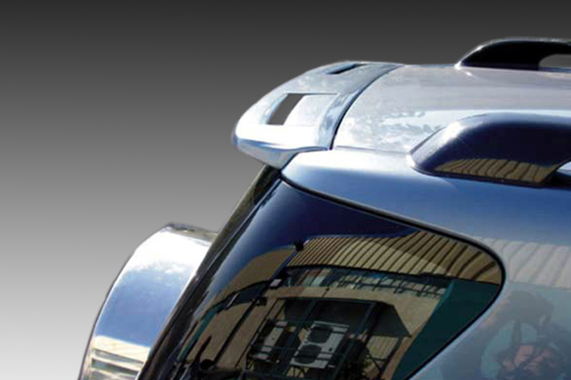 A-304_1jpg - OPSHOLDERS Close-up of a silver car's roof and rear window with reflections on the glossy surface