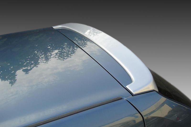 A-352_1jpg - OPSHOLDERS Close-up of a blue car roof with a silver spoiler and trim, reflecting trees and the sky above.