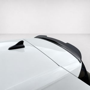 A-496_4jpg - OPSHOLDERS Close-up of a white car roof with a black shark-fin antenna and a rear spoiler.