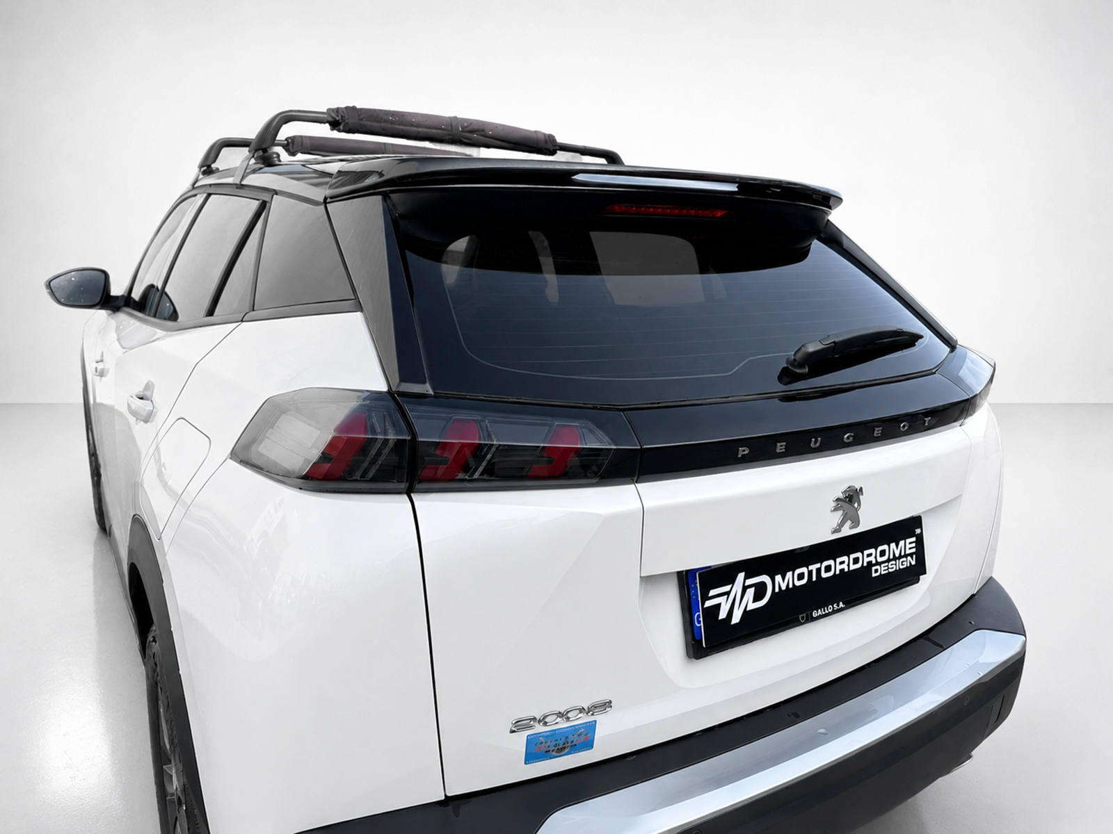 A-513_1jpg - OPSHOLDERS Rear-right view of a white Peugeot SUV with a black-tinted rear window and a roof rack, photographed in a studio.