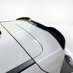 A-531_4jpg - OPSHOLDERS Close-up of a white sports car’s rear roof with black spoiler and glossy panels, highlighting sleek aerodynamic lines.