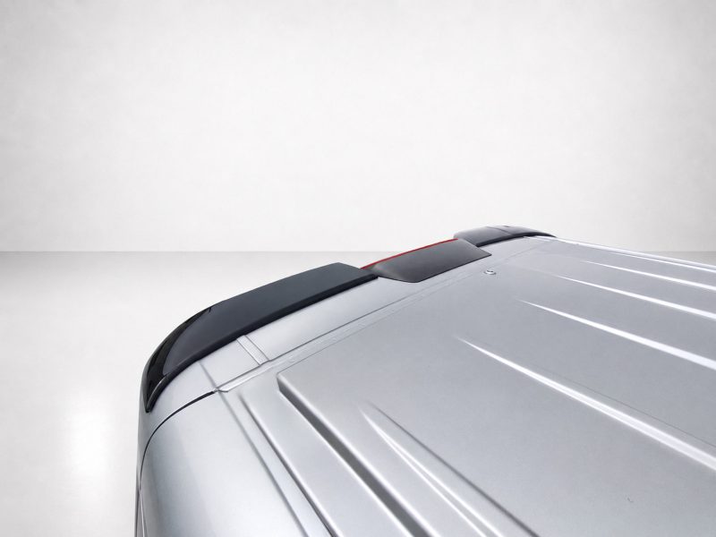 A-576_4jpg - OPSHOLDERS Close-up of a silver car roof with a black spoiler, photographed from the front-right corner.