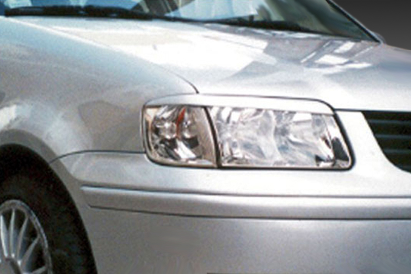 FR000009_1jpg - OPSHOLDERS Partial front-left view of a silver car, showing the headlight and fender.