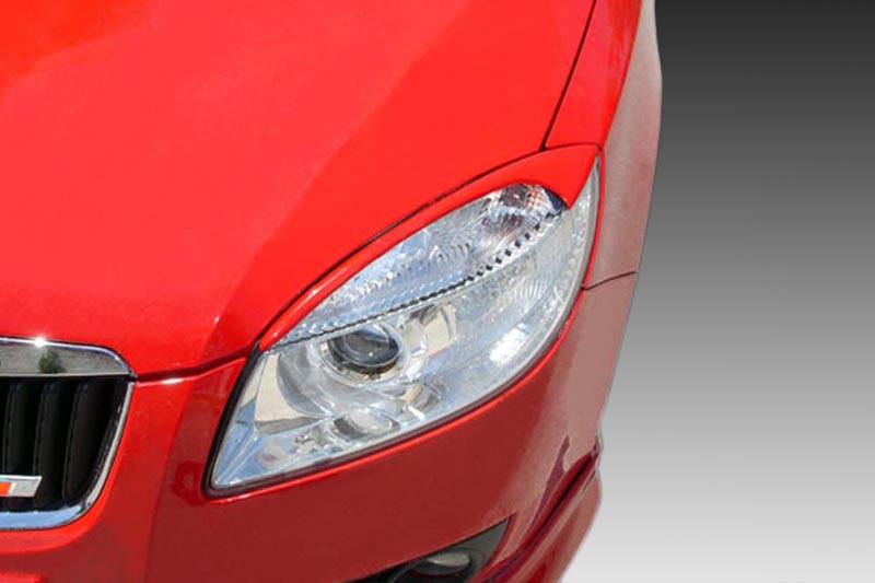 FR000105_1jpg - OPSHOLDERS Front-left headlight and grille of a red car, close-up view