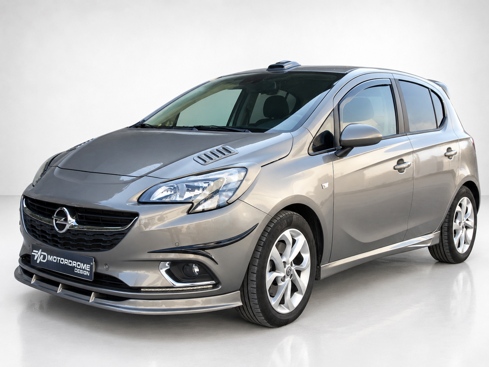 FR000147_2jpg - OPSHOLDERS Front-left angled view of a silver Opel hatchback with prominent grille and headlights in a studio setting