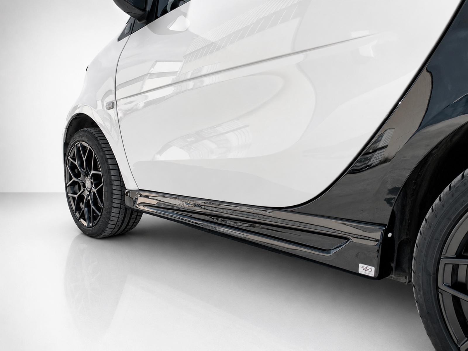 K154-003_2jpg - OPSHOLDERS Close-up of a white car's front side showing alloy wheel and chrome running board area under the door? (informative)