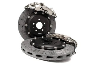 VWR651000-1-300x225-1jpg - OPSHOLDERS Automotive clutch kit components: pressure plate, flywheel, and clutch disc arranged on a white background.