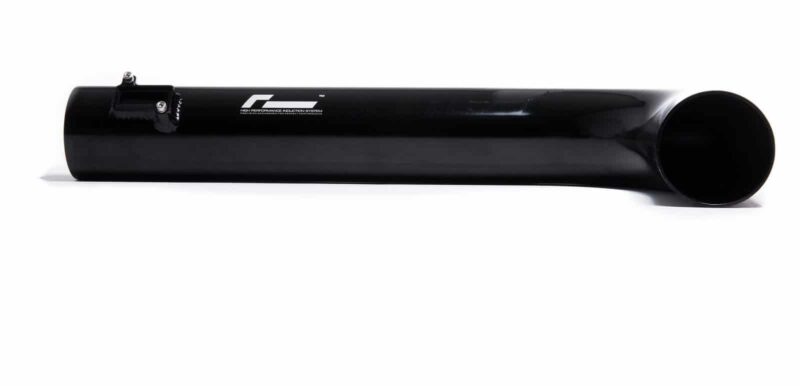 d_2048_1367_s_2-2-1jpg - OPSHOLDERS Glossy black cylindrical exhaust pipe with mounting clamp on the left, lying on a white background.