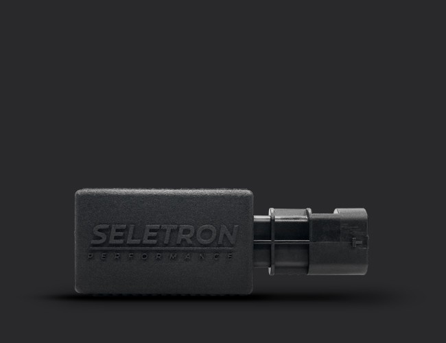ford-fiesta-vii-2017-eve-exhaust-valve-emulator-seletronjpg - OPSHOLDERS SELETRON Performance module with an attached plug-style connector on a dark background.