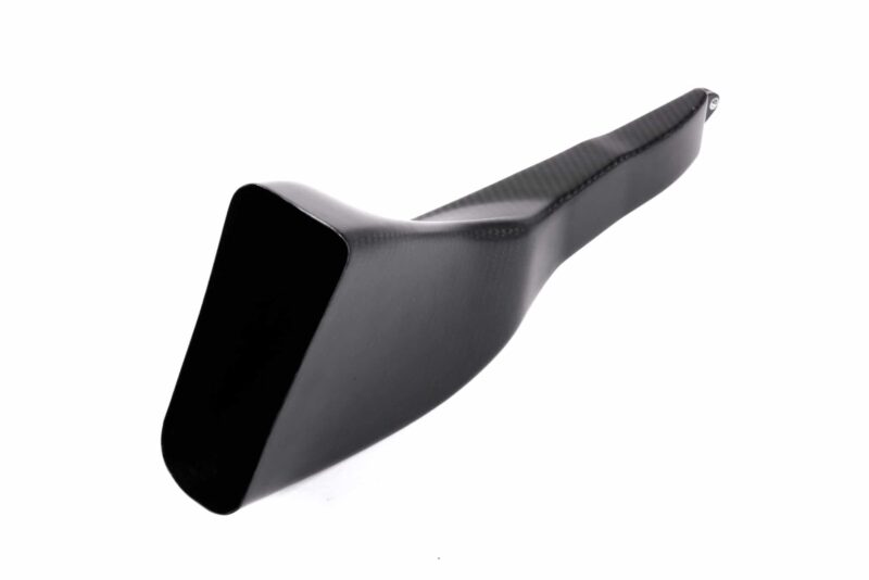 vwr1241s4_44956469275_o-scaled-2jpg - OPSHOLDERS Close-up of a black carbon fiber bicycle saddle tip with a rounded edge and glossy finish.
