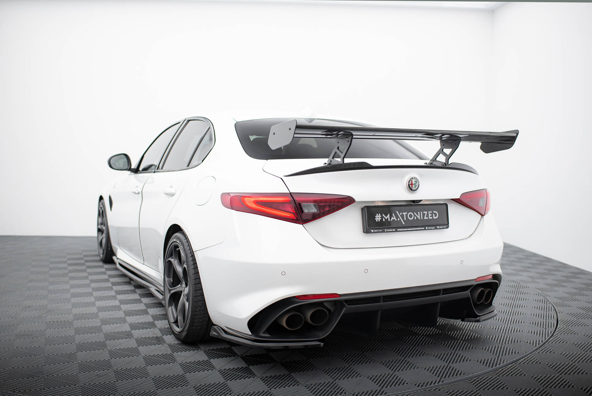 pol_po_Carbon-Spoiler-suitable-for-Alfa-Romeo-Giulia-Quadrifoglio-21085_13jpg - OPSHOLDERS