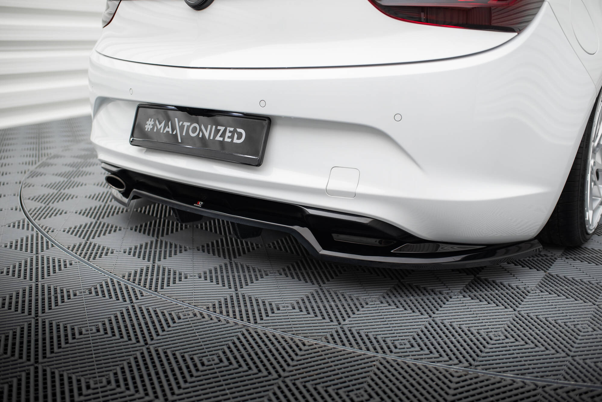 pol_po_Rear-Splitter-with-vertical-bars-suitable-for-Opel-Cascada-20814_3jpg - OPSHOLDERS