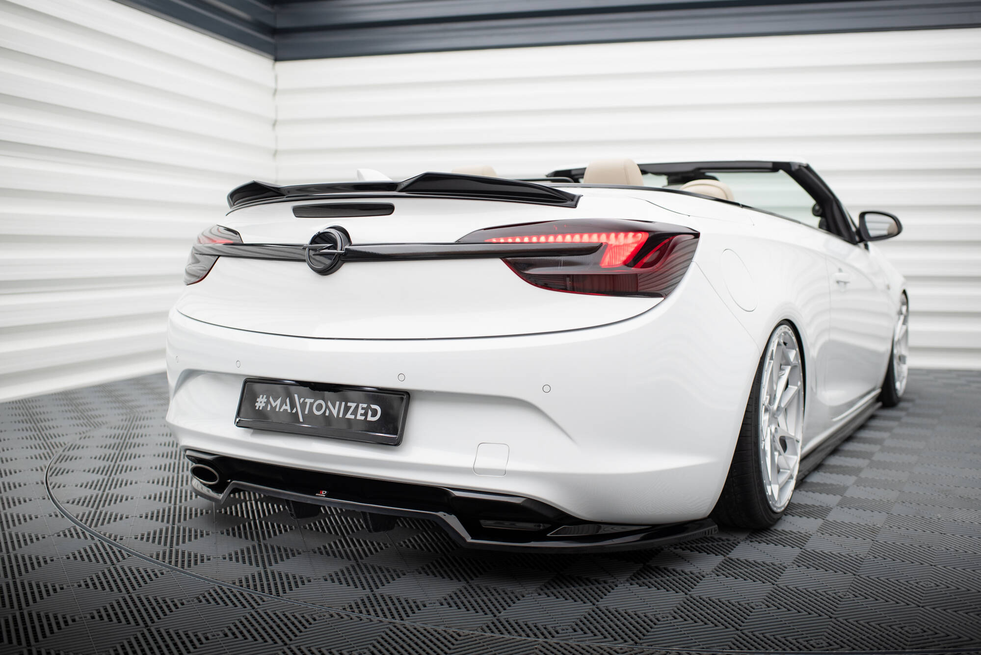 pol_po_Rear-Splitter-with-vertical-bars-suitable-for-Opel-Cascada-20814_5jpg - OPSHOLDERS