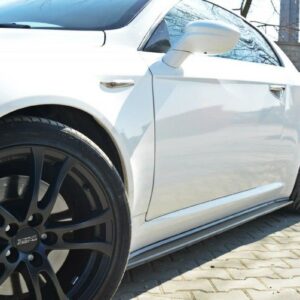 pol_po_Side-Skirts-Diffusers-suitable-for-Alfa-Romeo-Brera-78_3jpg - OPSHOLDERS White sports car side view focusing on the black multi-spoke wheel with red brake caliper on a brick driveway.