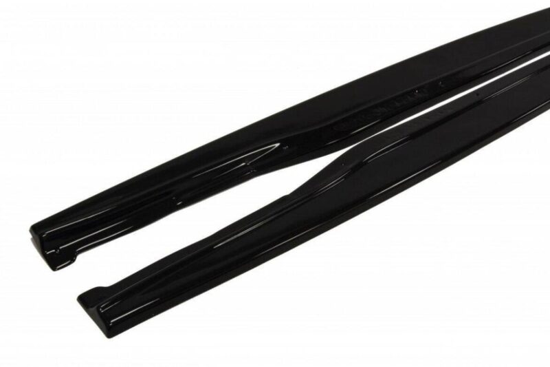 pol_po_Side-Skirts-Diffusers-suitable-for-Opel-Astra-OPC-VXR-J-242_4jpg - OPSHOLDERS Close-up of glossy black car roof rails running parallel along a vehicle's roof.